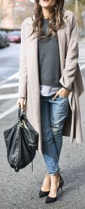 Boyfriend jeans with oversized coat and black accessories