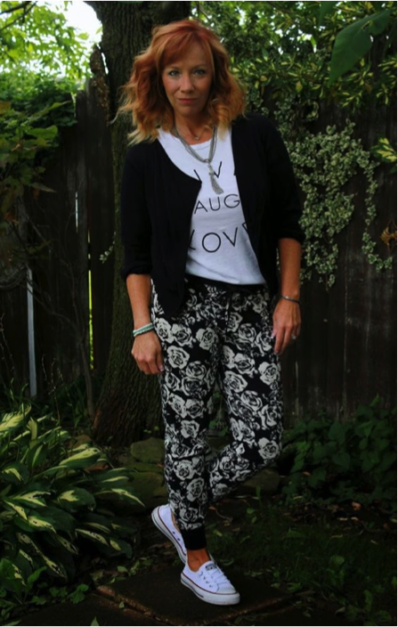 how to wear graphic tees. graphic tee paired with jogger pants and converse