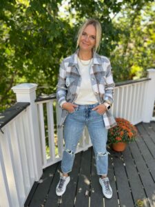 shirt jacket and boyfriend jeans and sneakers how to style boyfriend jeans what to wear on the ball fields this fall what to wear for a busy Saturday how to look cute at my kids game how to wear distressed jeans in your 40s how to style boyfriend jeans