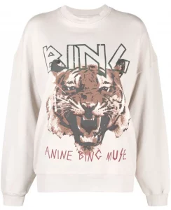 graphic sweatshirt fun sweatshirt for winter versatile sweatshirt for all year round how to wear a graphic sweatshirt how to style a graphic sweatshirt