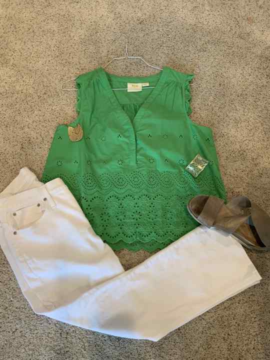 How To Wear Bold Color This Summer Green Tank & White Jeans how to colorblock with white and green how to wear white jeans this summer how to wear color with white jeans
