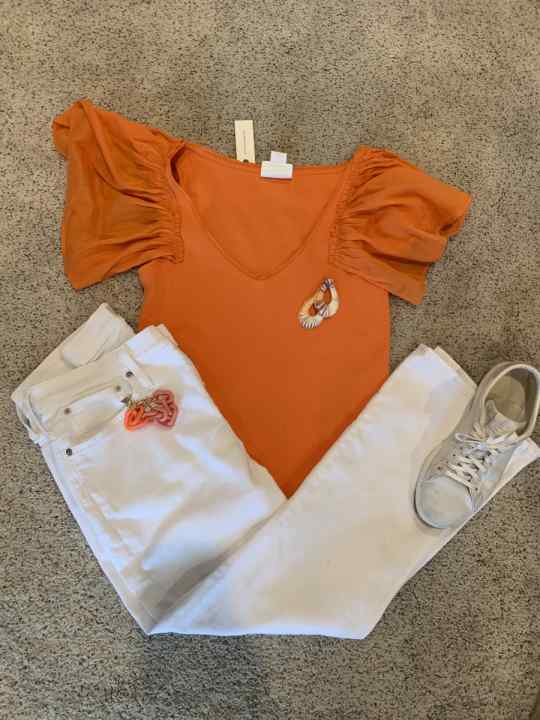 How To Wear Bold Color This Summer Orange Top & White Jeans how to wear bright orange this summer how to style bright orange with white jeans how to style white jeans for summer how to wear bold color with white jeans