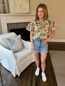 Printed Short Sleeve Top & Denim Shorts how to style denim shorts in your 40s how to wear denim shorts in your 30s how to wear sneakers and denim shorts how to wear cutoff shorts