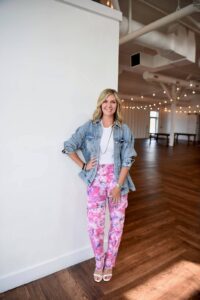 What To Wear For Mother's Day how to style printed pants how to wear colorful pants this spring how to accessorize with a jean jacket
