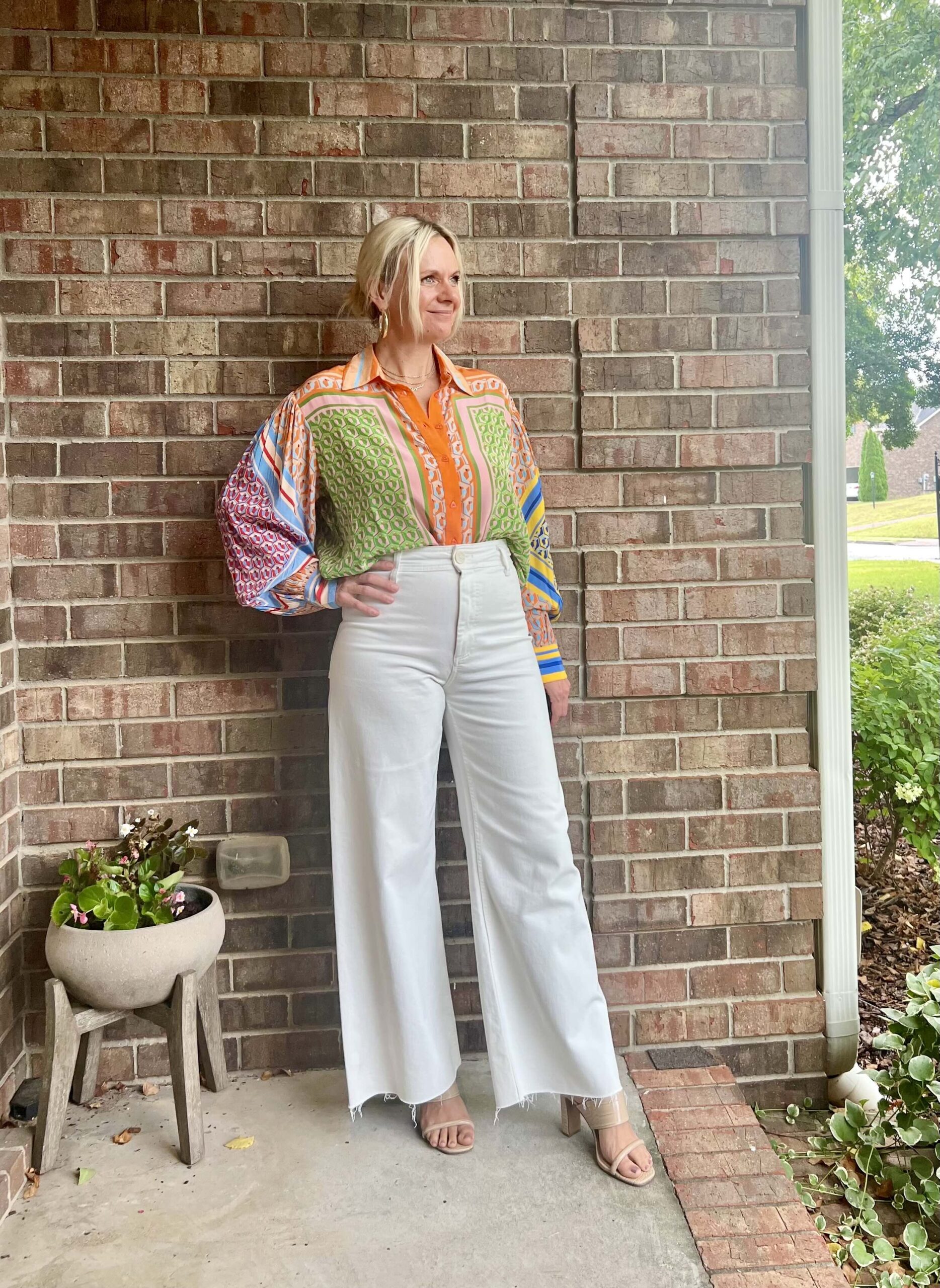 how to wear a colorful blouse how to style wide leg denim how to style denim for a lunch meeting what to wear to a girls dinner this summer